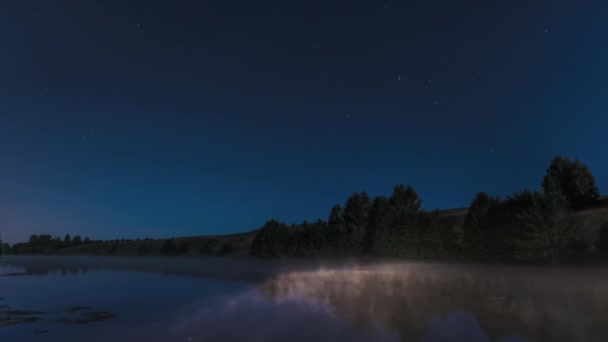 夜晚笼罩湖面 — 图库视频影像