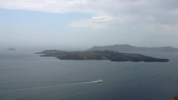 Blick auf die Insel Tholos Naftilos mit einem vorbeifahrenden Schiff Stock-Filmmaterial