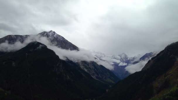 Wolken schweben über den Alpen Lizenzfreies Stock-Filmmaterial