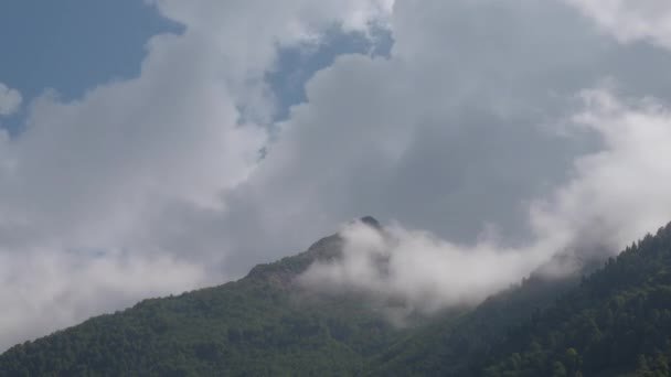 Nubes ocultar pico de montaña lapso de tiempo — Vídeos de Stock