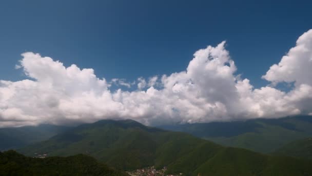Nori deasupra vârfurilor verzi ale muntelui se scurge timpul — Videoclip de stoc