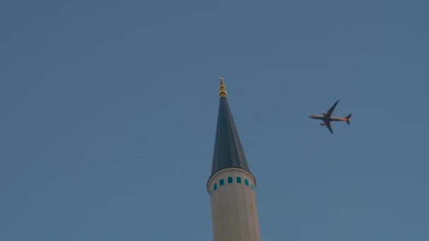 Flugzeug und Minarett Stock-Filmmaterial