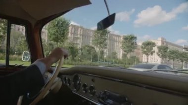 Moskova 'da eski bir ZMZ Gaz Chayka arabasıyla dolaşmak