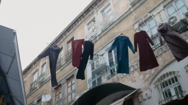 Turco kaftans roupas balançando ao vento — Vídeo de Stock