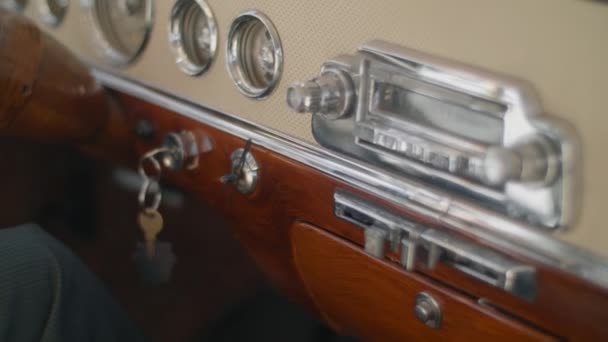Oude auto dashboard interieur met radio — Stockvideo