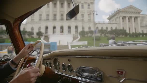 Fahrt durch Moskau in einem alten Auto der ZMZ Gaz Chayka — Stockvideo