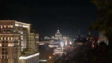 Moskova şehir merkezi gece çatıdan görünüyor.