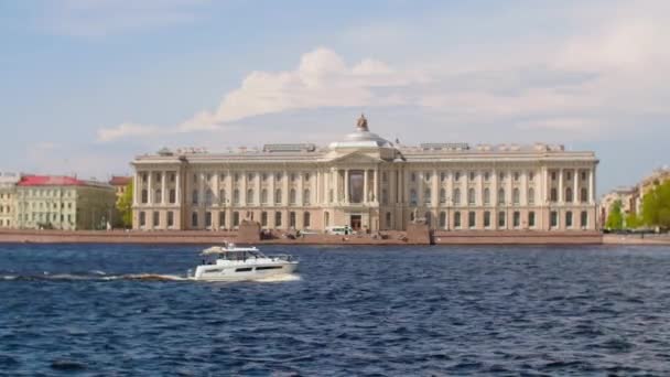 Bootssegel in der Nähe des schönen Gebäudes in St. Petersburg Lizenzfreies Stock-Filmmaterial
