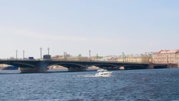 Boot segelt in der Nähe der schönen Brücke in St. Petersburg Videoclip
