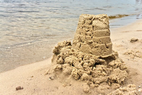 Torta de areia na margem do rio — Fotografia de Stock