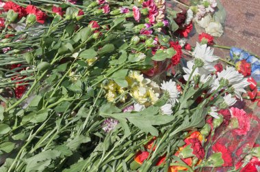 Savaş Anıtı çiçeklere