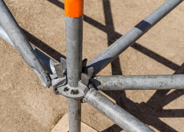 Elementleri geçici metal yapısına bağlamak için oruç tutmak. İnşaat alanı. Küçük alan derinliği