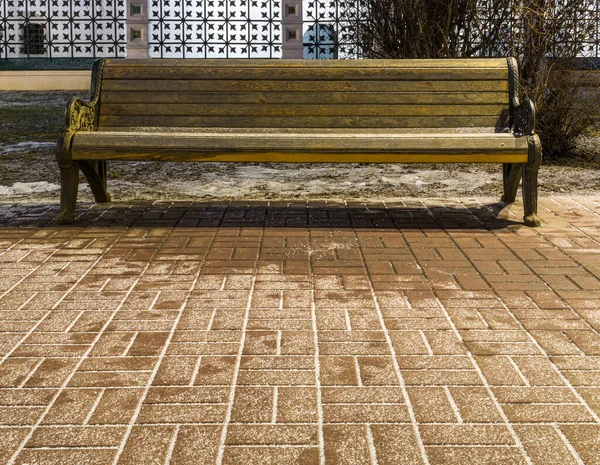 Oude Houten Bank Bestrooid Met Eerste Sneeuw Wordt Verlicht Door — Stockfoto