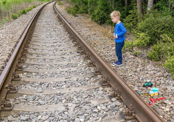 Garçon Caucasoïde Vêtements Bleus Regarde Les Rails Chemin Fer Près — Photo
