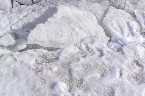 氷塊は凍結した川の表面に亀裂がある 冬の風合い — ストック写真