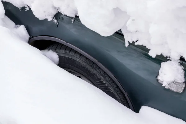 Auto Completamente Coperta Neve Dopo Pesanti Nevicate Solo Una Parte — Foto Stock