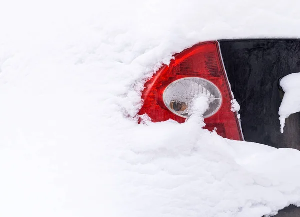 大雪の後 車は完全に雪で覆われた テールライトだけが見えます スペースのコピー — ストック写真