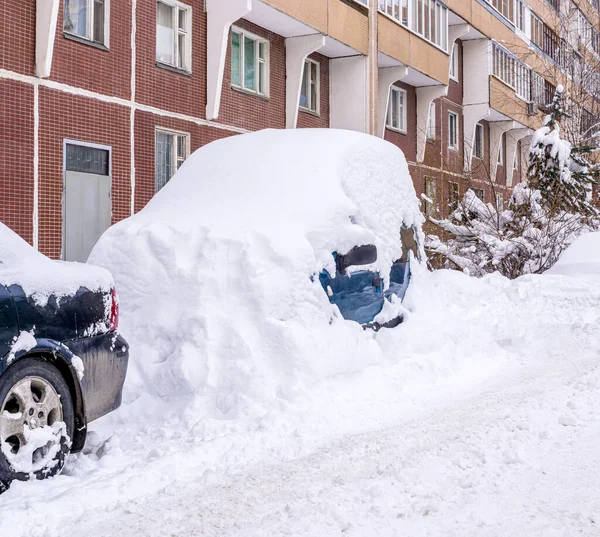 Bil Helt Täckt Med Snö Efter Kraftigt Snöfall Gården Bostadshus — Stockfoto