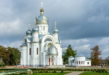 BEREZA, BELARUS - 29 Eylül 2011: Bereza 'daki Ortodoks Kutsal Havariler Kilisesi. Bulutlu gün, fırtınalı gökyüzü