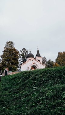 02.10.2021, Rusya, Tula bölgesi, Devlet Tarihi, Sanat ve Doğa Müzesi - V.D. Polenov. Kutsal Üçlü Kilisesi Sonbaharda Günbatımında Hayat Veren.