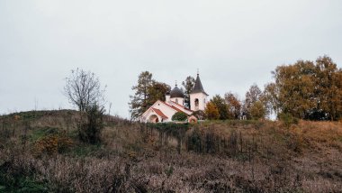 02.10.2021, Rusya, Tula bölgesi, Devlet Tarihi, Sanat ve Doğa Müzesi - V.D. Polenov. Kutsal Üçlü Kilisesi Sonbaharda Günbatımında Hayat Veren.