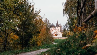 02.10.2021, Rusya, Tula bölgesi, Devlet Tarihi, Sanat ve Doğa Müzesi - V.D. Polenov. Kutsal Üçlü Kilisesi Sonbaharda Günbatımında Hayat Veren.