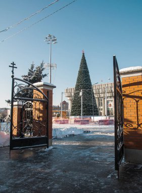 10.12.2021, Rusya, Tula. Lenin Meydanı 'ndaki ana Noel ağacı. Soğuk ve güneşli bir sabahtan önce. Kilisenin kapısından bak..
