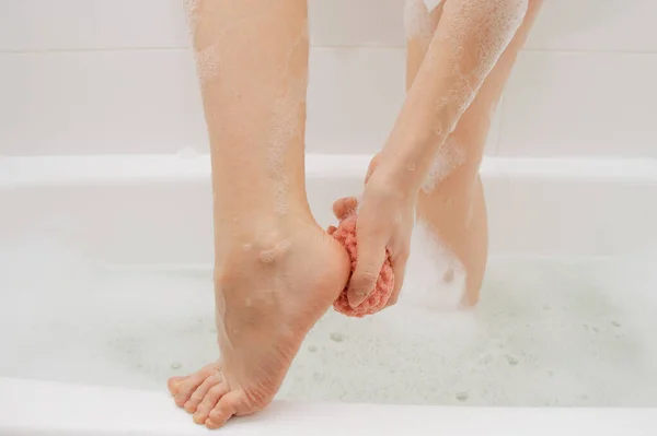 Chica Baño Espuma Frota Los Tacones Ásperos Sus Pies Con — Foto de Stock