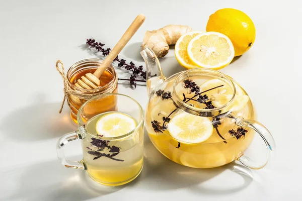 Горячий Имбирный Чай Лимоном Медом Стеклянной Чашке Светло Сером Фоне — стоковое фото