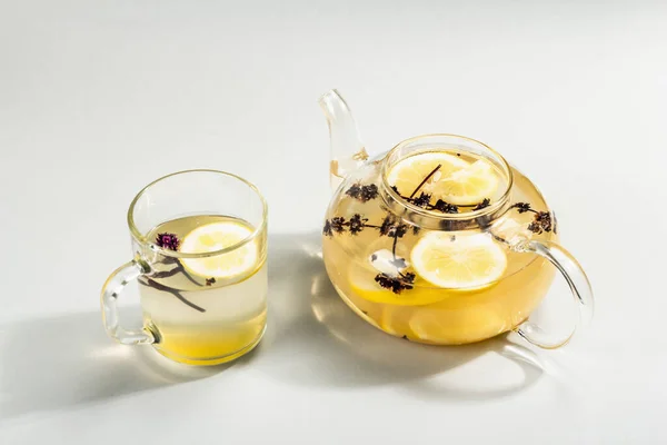 Horký Zázvorový Čaj Citronem Medem Skleněném Šálku Světle Šedém Pozadí — Stock fotografie
