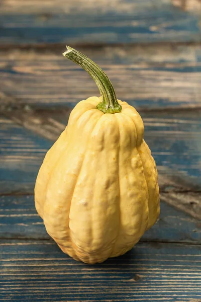 Rijp Enkele Gele Pompoen Houten Ondergrond Hele Pompoen Traditioneel Feestelijk — Stockfoto