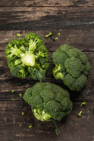 Grön Färsk Broccoli Gammal Trä Bakgrund Mogna Grönsaker För Kost — Stockfoto