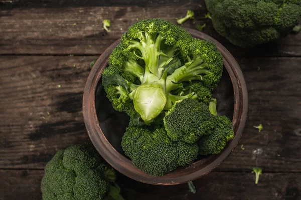 Brokoli Hijau Segar Dengan Latar Belakang Kayu Tua Sayuran Matang — Stok Foto