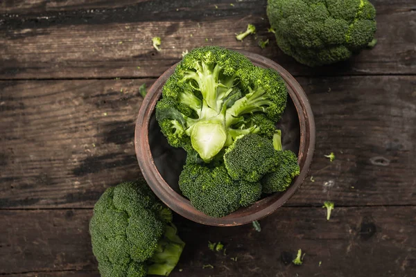 Grön Färsk Broccoli Gammal Trä Bakgrund Mogna Grönsaker För Kost — Stockfoto