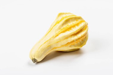 Beyaz arka planda izole edilmiş olgun bir balkabağı. Cadılar Bayramı ya da Şükran Günü için geleneksel dekoratif öğe.