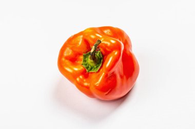 Olgun portakal biberi beyaz arka planda izole edilmiş. Taze sebzeler, sağlıklı yemek pişirmek için gerekli malzemeler.