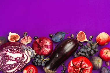 Mavi, kırmızı ve mor yiyecek. Meyve ve sebzelerin aşçılık geçmişi. Taze incir, erik, soğan, patlıcan, üzüm, lahana, elma, sarımsak, köpek ağacı, nar, pancar. Menekşe arkaplan, düz yatak