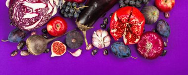 Mavi, kırmızı ve mor yiyecek. Meyve ve sebzelerin aşçılık geçmişi. Taze incir, erik, soğan, patlıcan, üzüm, lahana, elma, sarımsak, köpek ağacı, nar, pancar. Menekşe arkaplan, düz yatak