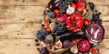 Mavi, kırmızı ve mor yiyecek. Meyve ve sebzelerin aşçılık geçmişi. Taze incir, erik, soğan, patlıcan, üzüm, lahana, elma, sarımsak, köpek ağacı, nar, pancar. Tahta ayakta ve eski tahtalar