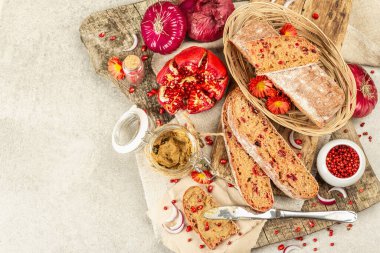 Taze ev yapımı tavuk ciğeri ezmesi ya da servis masasının üzerinde baget dilimleri olan cam bir kavanoza yapıştır. Sağlıklı öğle yemeği konsepti, sonbahar tonları. Açık gri taş arkaplan, üst görünüm