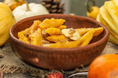 Balkabağı gnocchi ya da İtalyan böreği. Süzme peynirli sağlıklı vejetaryen kabağı. Sonbahar dekoru, güz yaprakları, balkabakları, çiçekler ve baharatlar. Eski tahta arkaplan, seçici odak