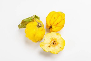 Olgun ve beyaz arka planda izole edilmiş ayva kesimi. Taze meyve, sağlıklı bir yiyecek için temel bir bileşen.