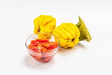 Beyaz arka planda izole edilmiş taze ayva ve tatlı reçel. Taze meyve, sağlıklı bir diyet için gerekli bir malzeme, cam kasede tatlı.