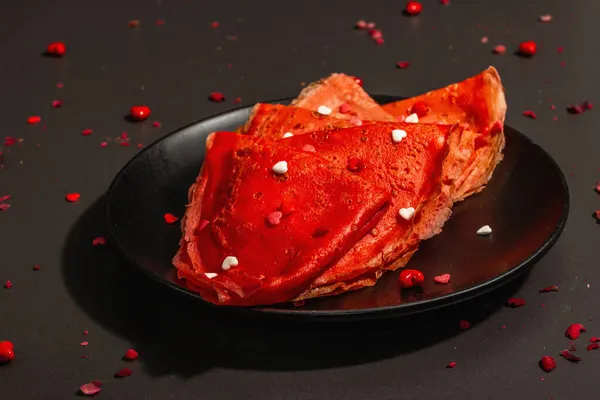 Ρομαντικό Πρωινό Ιδέα Κόκκινες Κρέπες Λεπτές Τηγανίτες Κορυφώνονται Γλυκές Καρδιές — Φωτογραφία Αρχείου