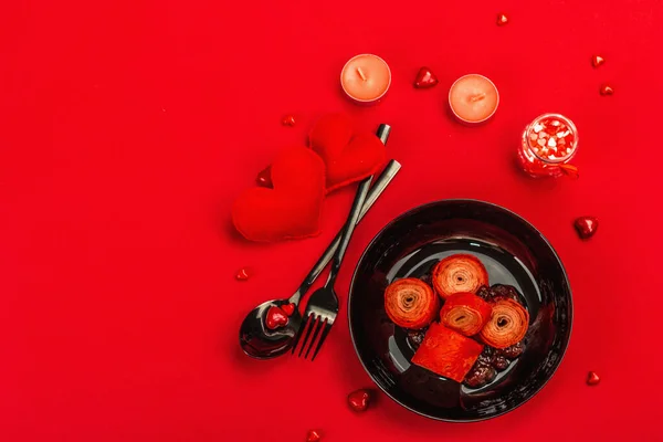 Romantyczny Pomysł Śniadanie Czerwone Naleśniki Lub Cienkie Naleśniki Zwieńczone Słodkimi — Zdjęcie stockowe