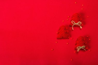 Yeni yıl ya da Noel geçmişi. El yapımı köknar ağacı, kırmızı engebeli tatlı kar taneleri. Minimalist monokrom tasarımı, düz yatış