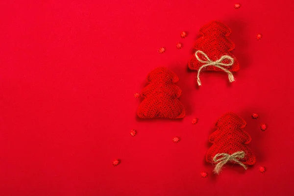Πρωτοχρονιά Χριστούγεννα Φόντο Χειροποίητο Πλεκτό Έλατο Νιφάδες Χιονιού Κόκκινο Ακατέργαστο — Φωτογραφία Αρχείου