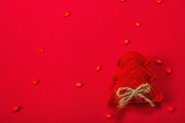 Πρωτοχρονιά Χριστούγεννα Φόντο Χειροποίητο Πλεκτό Έλατο Νιφάδες Χιονιού Κόκκινο Ακατέργαστο — Φωτογραφία Αρχείου