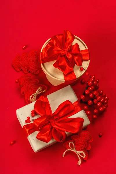 빨간색으로 표시된 새해나 크리스마스 분위기 찢어진 최소한의 디자인 텍스처 — 스톡 사진