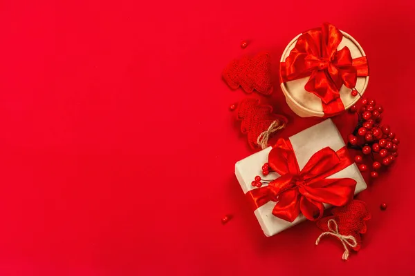 Έννοια Δώρου Κόκκινα Χρώματα Πρωτοχρονιά Χριστούγεννα Εορταστική Διάθεση Τυλιγμένα Κουτιά — Φωτογραφία Αρχείου